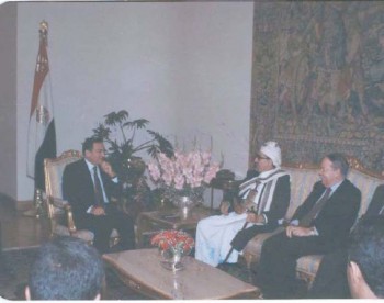 الرئيس مبارك يلتقي بالشيخ عبدالله أثناء زيارته البرلمانية للقاهرة إبريل 1995م.