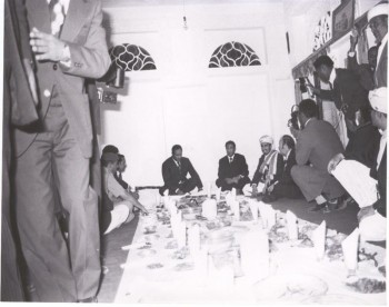 الرئيس النميري والرئيس الحمدي والشيخ عبد الله على مأدبة الغداء التي أقامها الرئيس الحمدي لضيفه السوداني 1975م .