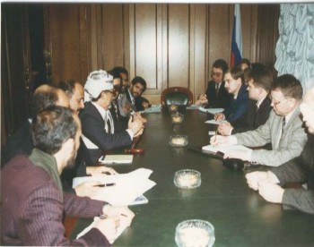 الشيخ عبد الله في لقاء مع رئيس حزب روسيا الجديدة أثناء زيارته البرلمانية لموسكو في ديسمبر 1996م.