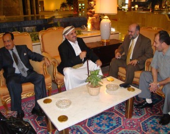 الشيخ صادق مع الدكتور اكرم العدلوني  وسفير اليمن بالدوحة 11-10-2008
