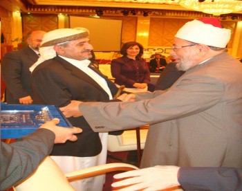 الشيخ صادق مع الشيخ الدكتور يوسف القرضاوي فى مؤتمر مؤسسة القدس السادس بالدوحة 13-10-2008 (1)