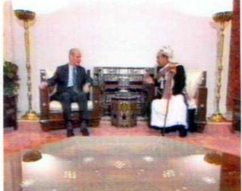الرئيس الراحل حافظ الأسد مستقبلاً الشيخ عبد الله أثناء زيارته البرلمانية لدمشق في سبتمبر 1997م