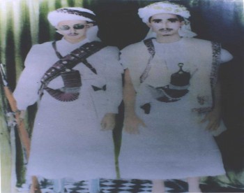 صورة نادرة عام 1958م تجمع بين الشيخ عبد الله بن حسين الأحمر إلى يمين الصورة وشقيقه حميد الذي أعدمه الأمام أحمد 1959م