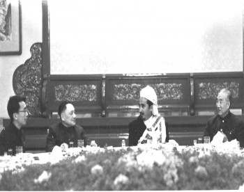 الشيخ عبد الله أثناء زيارته البرلمانية للصين 1974م ويرى في الصورة الرئيس الصيني الراحل دنج قبل توليه زعامة الصين وكان حينذاك نائباً لرئيس الوزراء