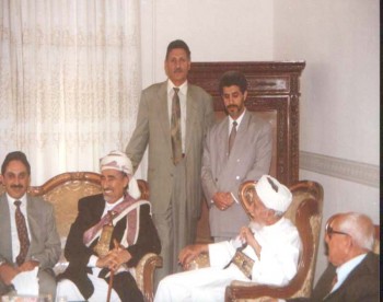 الرئيس الراحل عبد الرحمن الإرياني مستقبلاً الشيخ عبد الله في منزله أثناء زيارة الشيخ عبد الله لسوريا في سبتمبر 1997م