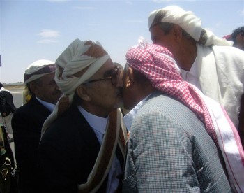 استقبال الشيخ عبد الله بن حسين الأحمر في مطار صنعا