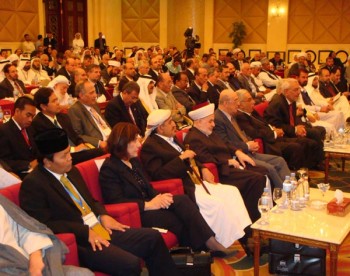الشيخ صادق بن عبدالله فى احدى جلسات مؤتمر القدس الدولي السادس بالدوحة بتاريخ 12-10-2008م