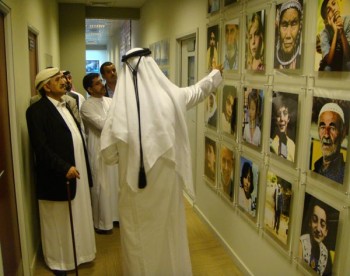 الشيخ صادق بن عبدالله بن حسين الاحمر فى زيارتة لقناة الجزيرة فى قطر على هامش المؤتمر 14-10-2008 (4)