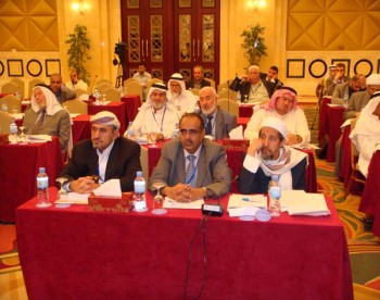 الشيخ صادق  وإلى جانبه الدكتور/ أحمد الأصبحي، والأستاذ / عبدالوهاب الآنسي  - الدوحة 12-10-2008