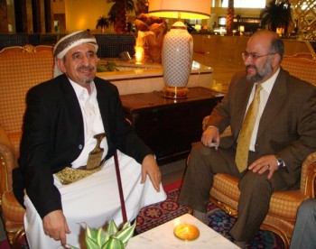 الشيخ صادق مع الدكتور اكرم العدلوني امين عام مؤسسة القدس الدولية 10-10-2008