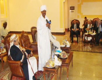 الشيخ صادق في زيارة لسودان للمناصرة الرئيس السوداني عمر البشير 10/3/2009م