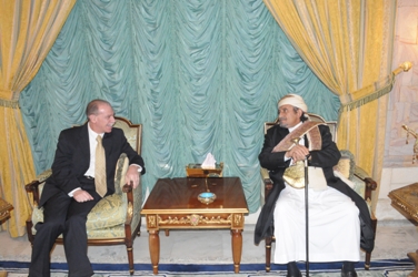 الشيخ صادق والسفير الأمريكي يتبادلان الحديث أثناء اللقاء