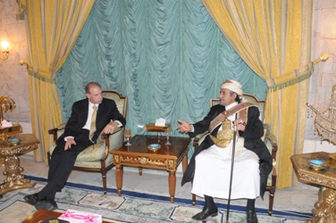 الشيخ صادق والسفير الأمريكي أثناء اللقاء