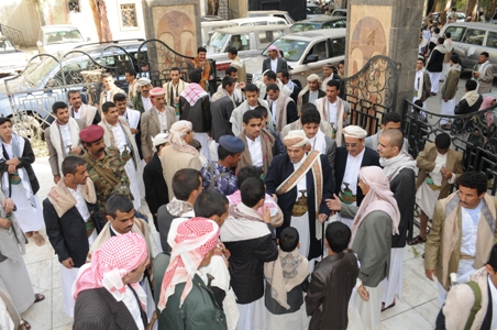 حشود المهنئين تتنافس لمصافحة الشيخ صادق بمناسبة العيد