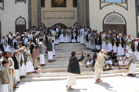 الشيخ صادق وحشود المهنئين يقفون لمشاهدة رقصات شعبية بمناسبة العيد 