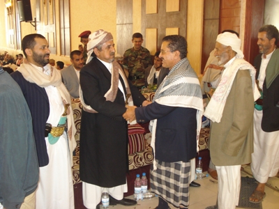 علي الصراي عضو اللجنة المركزية للحزب الإشتراكي اليمني معزيا الشيخ صادق