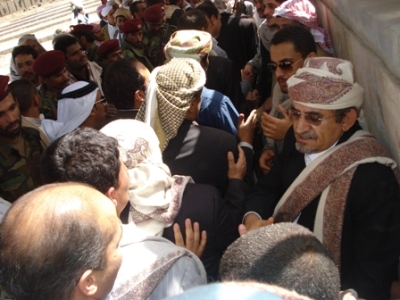 الشيخ صادق وإلى جانبه أقارب الفقيد يستقبلون المعزين