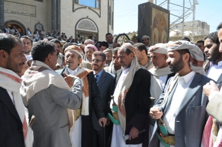 الشيخ صادق مستقبلا مشائخ وأعيان خولان