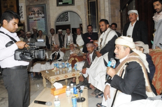 الشيخ صادق أثناء حديثه لمشائخ البيضاء